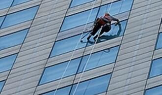 高空保潔的時候，如何刮去多余的水痕呢？